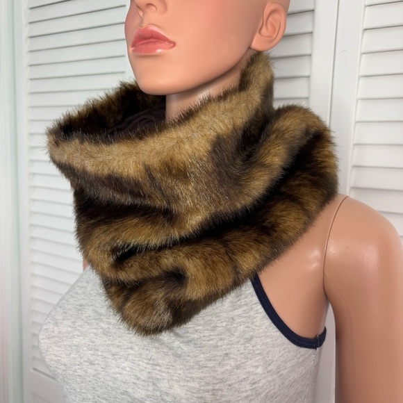 NEW YORK & COMPANY Brown Faux Fur Neck Warmer - Picture 2 of 6